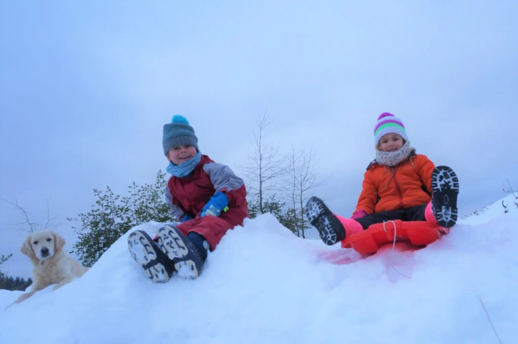 Enfants et chien à la neige - Station de ski - Bonnefonds - Corrèze