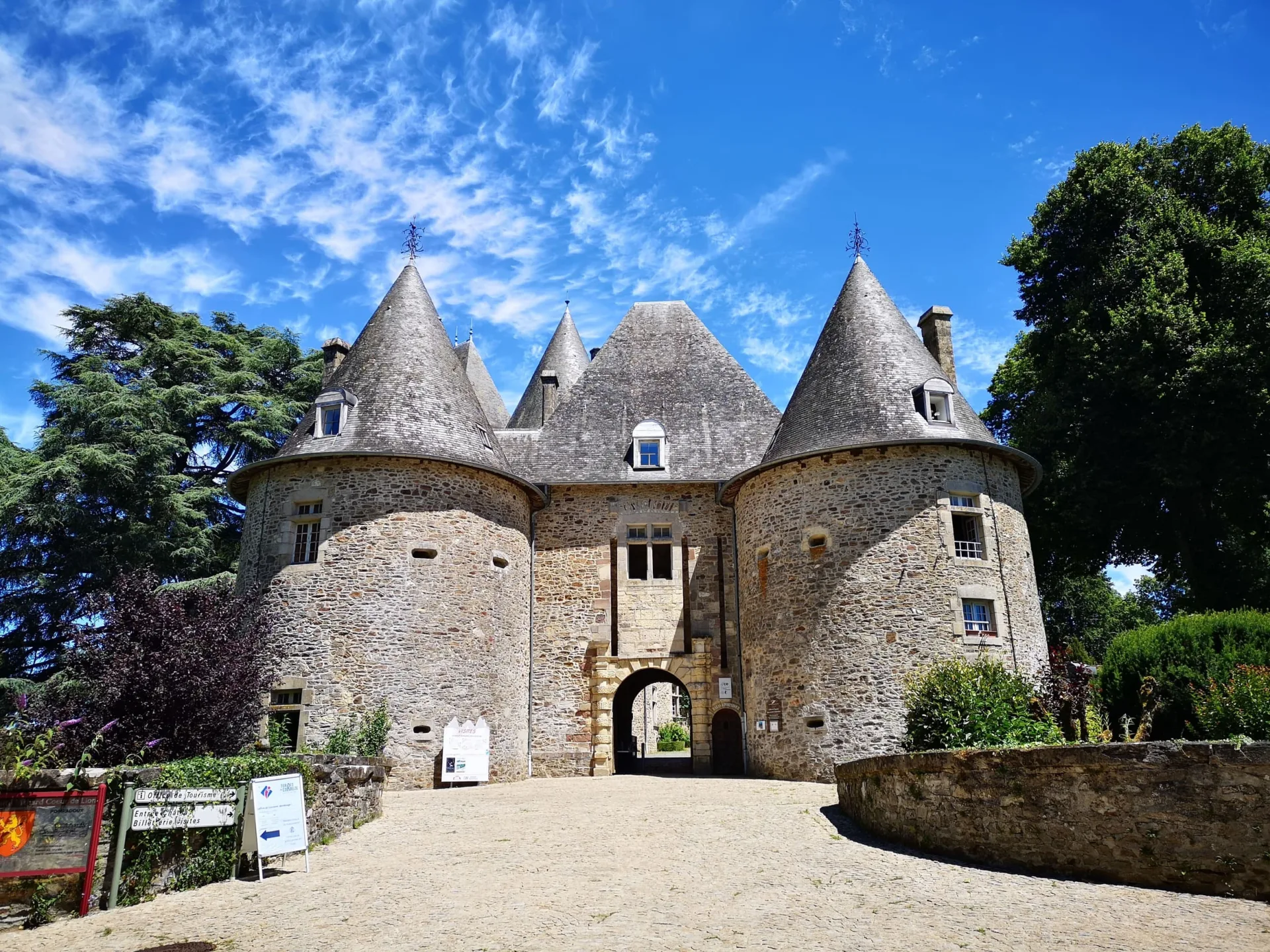 Châtelet ingang van het Château de Pompadour