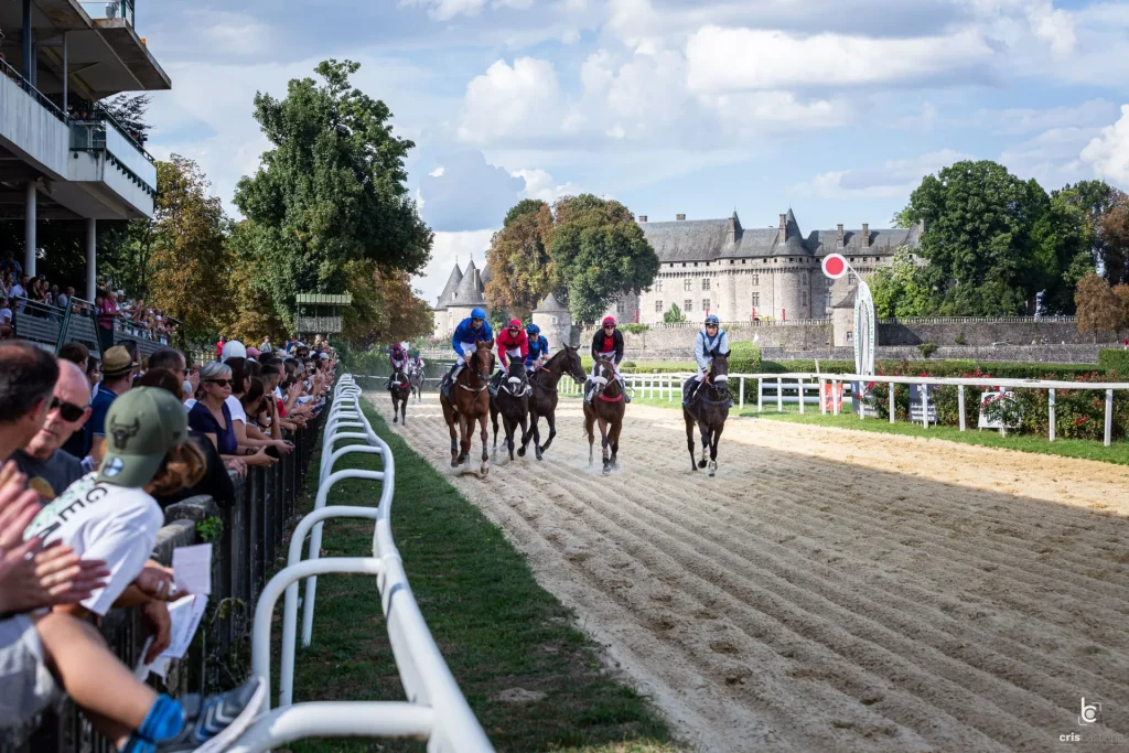 Hippodrome de Pompadour avec le château en fond. Pompadour, Corrèze