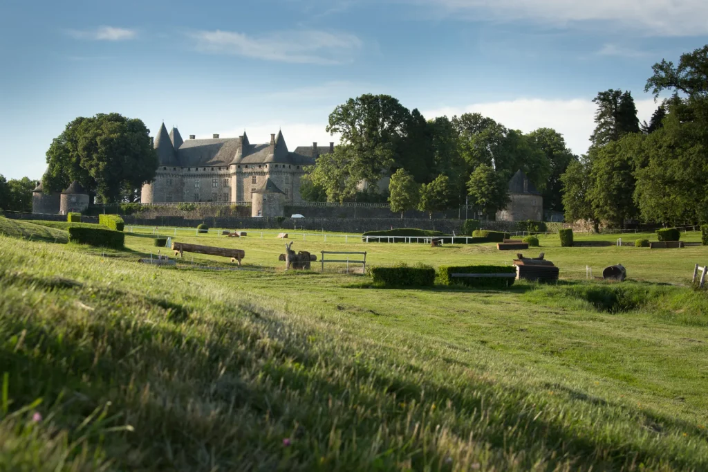 Hippodrome de Pompadour. En arrière plan : la façade du château