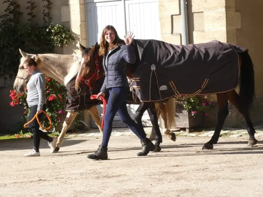 Turismo ecuestre - Caroline Poulain - A cheval autrement - equitación - Arnac-Pompadour - caballerizas de la marquesa castillo de Pompadour