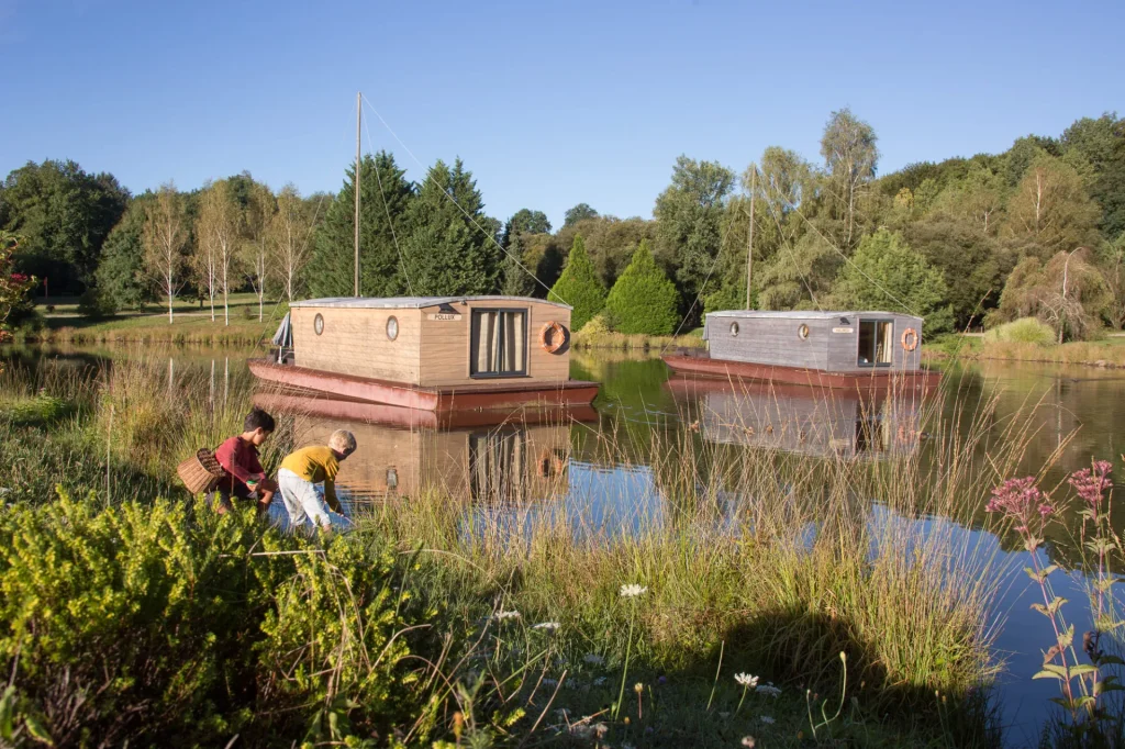 Toues cabanées dans l'arboretum de Chamberet