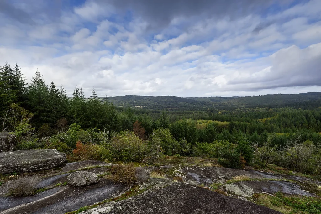 Vue sur le massif des Monédières depuis le rocher de Clédat