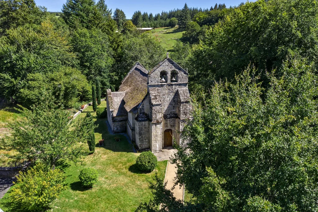 Église au toit de chaume de Lestards - vue aerienne