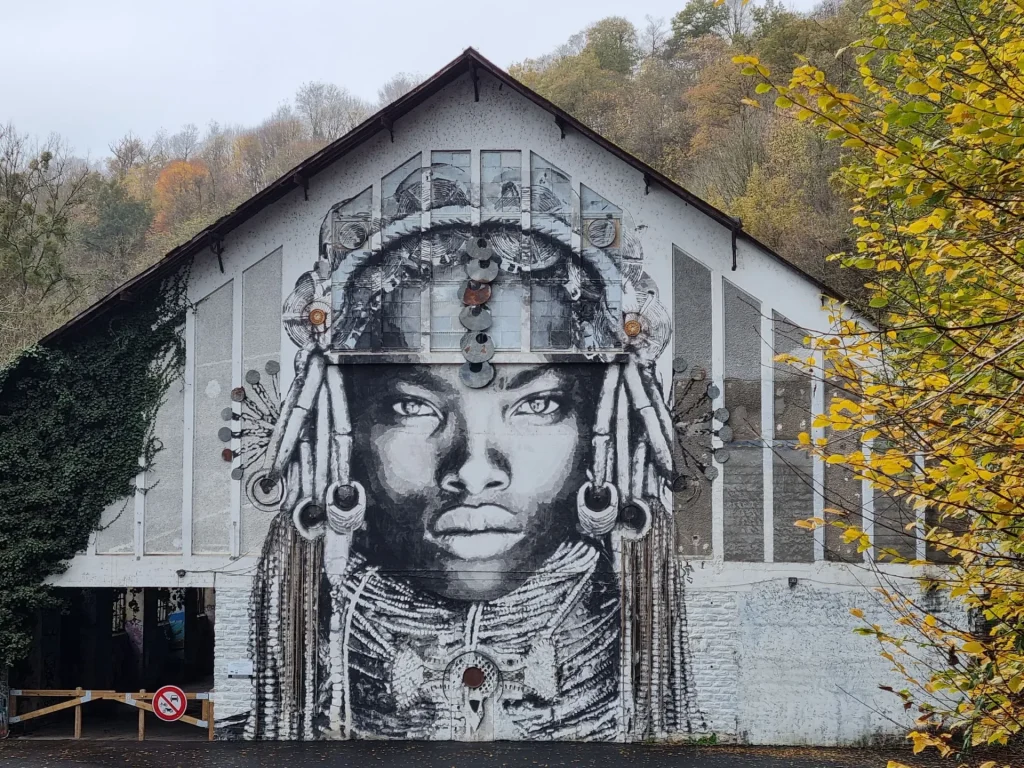 Uzerche - Éco-quartier de la Papèterie : fresque d'YZ Yseult