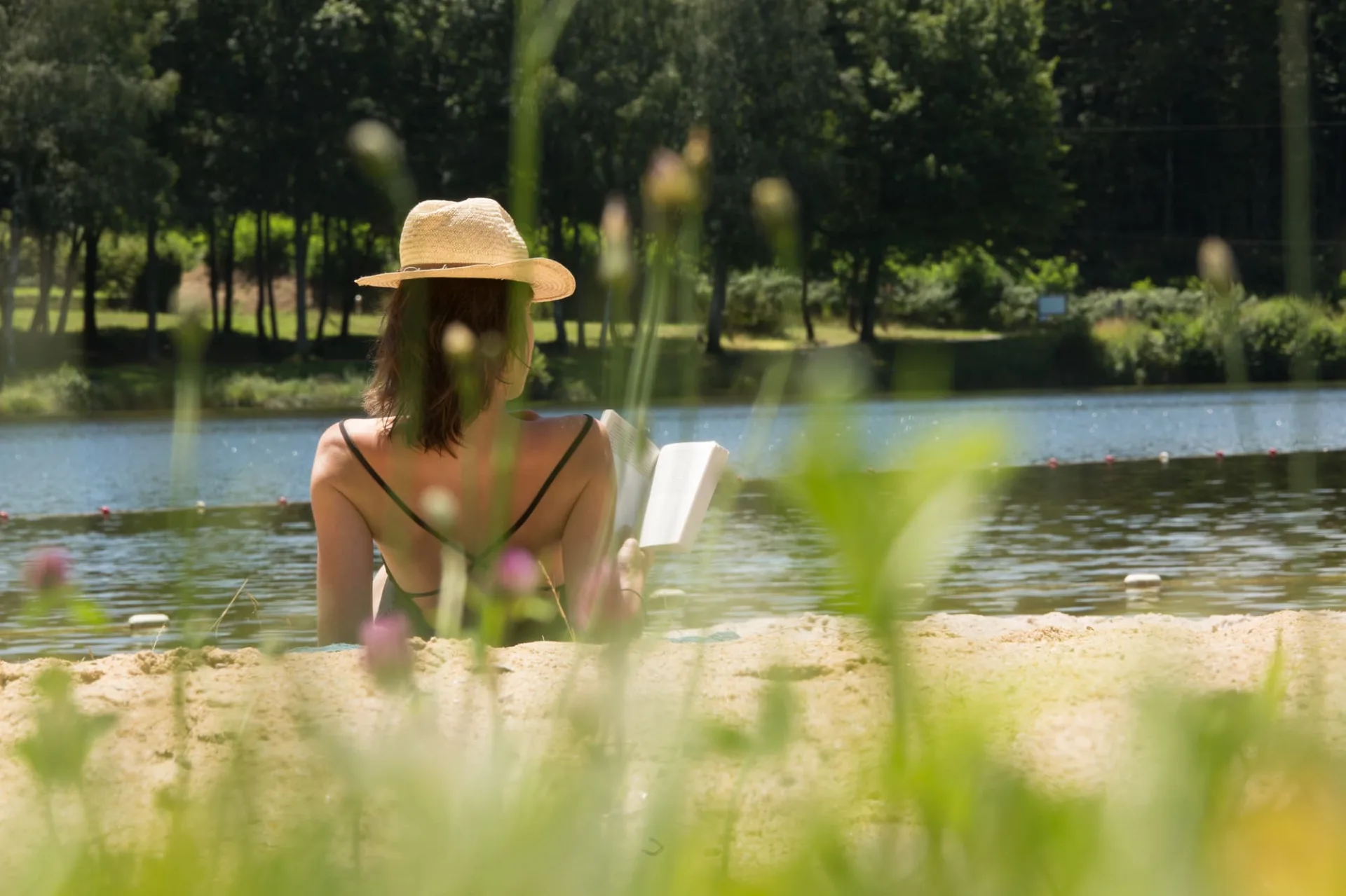 Moment de détente au bord du lac de Pontcharal à Vigeois