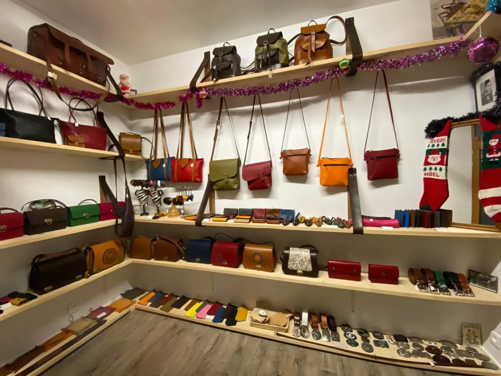 Leather goods le Cuir d'Emile V... in Bugeat