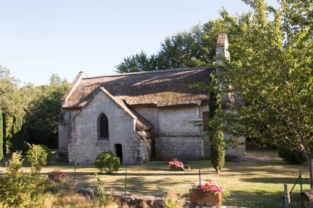 Iglesia con techo de paja en Lestards