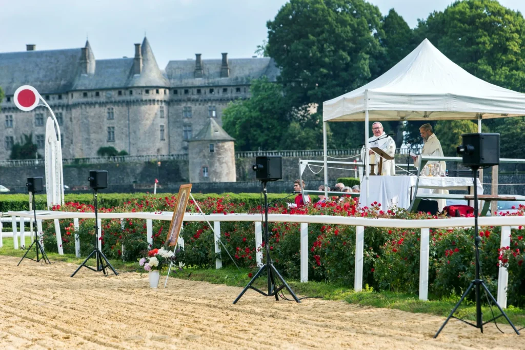 Journée du Cheval Pompadour - Messe sur l'hippodrome