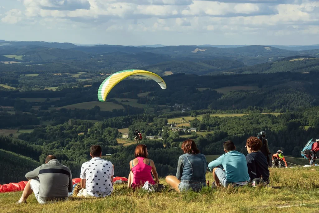 Parapente depuis le sommet du Puy de la Monédière