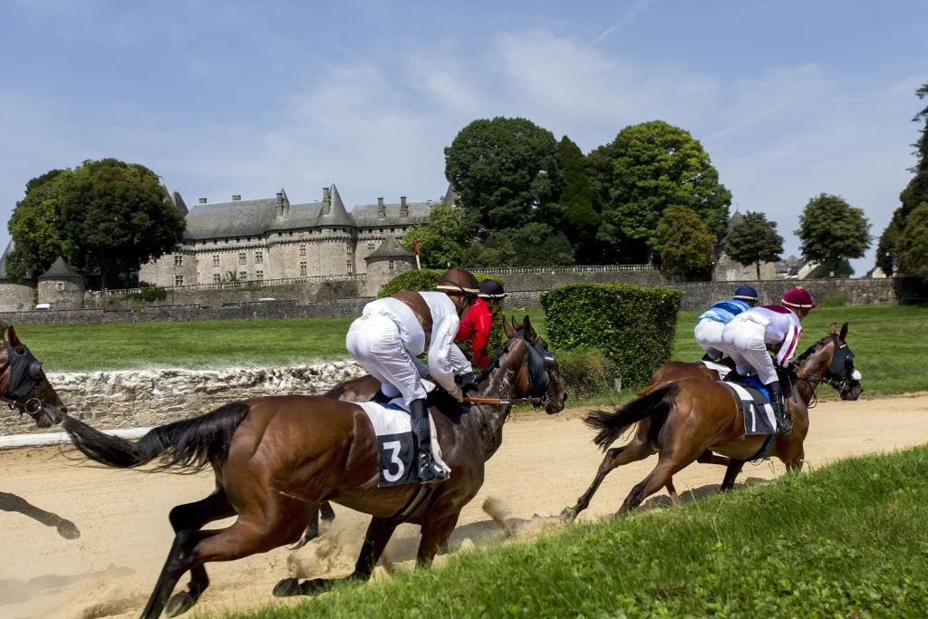 Hippodrome de Pompadour, courses avec château de Pompadour en fond, Corrèze