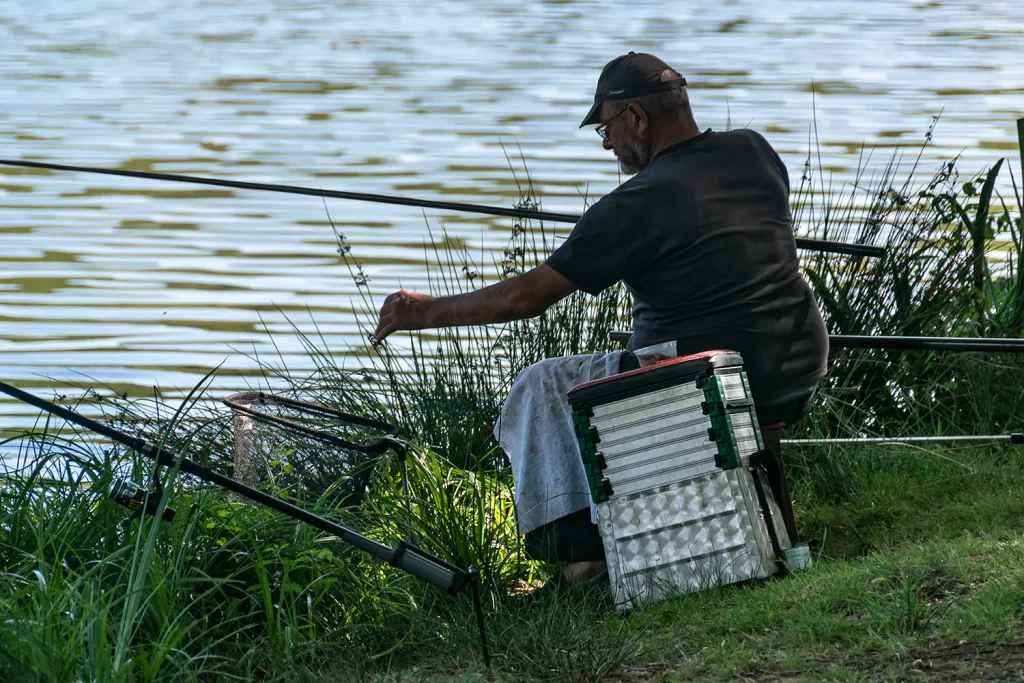 Pécheur au bord d'un lac