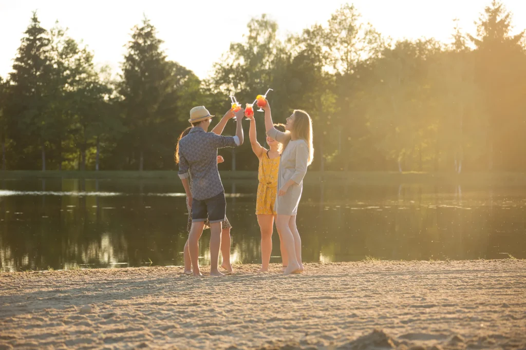 Apéritif entre amis au plan d'eau des Forges à Lamongerie