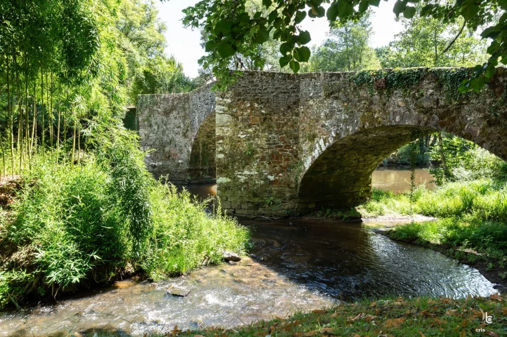 El puente de Lasveyras cruza el río Auvézère
