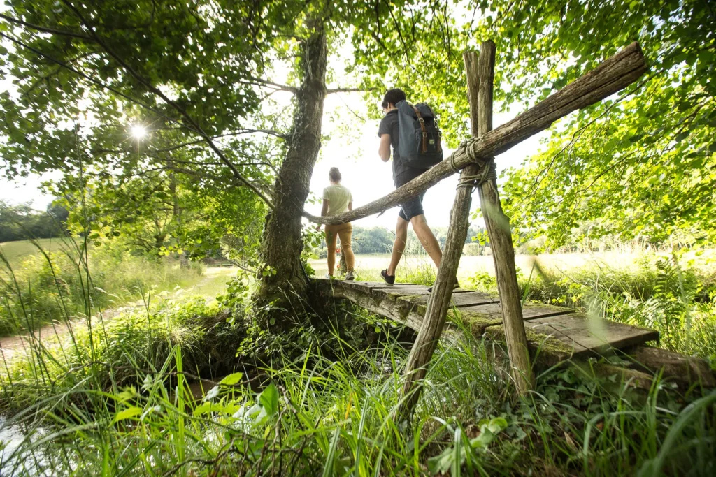 Randonneurs sur passerelle en bois - Corrèze