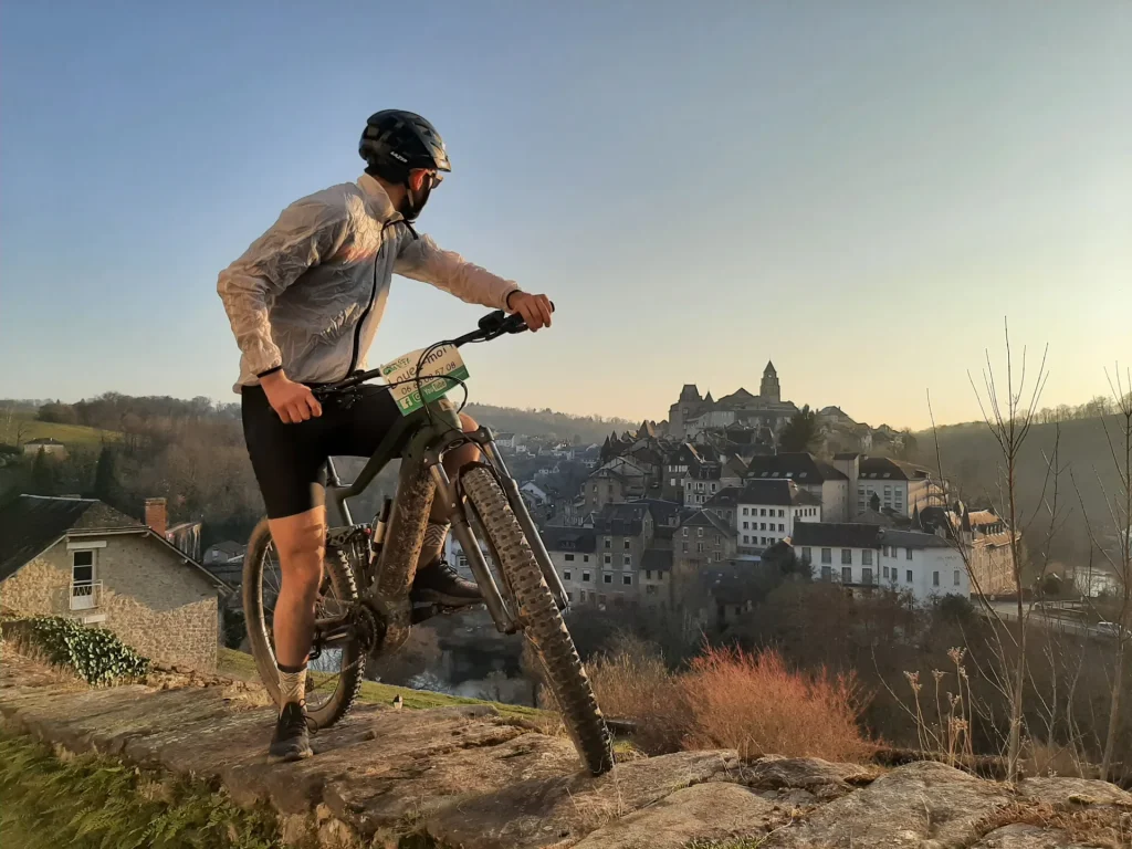 Balade à vélo : vue sue la vieille ville d'Uzerche