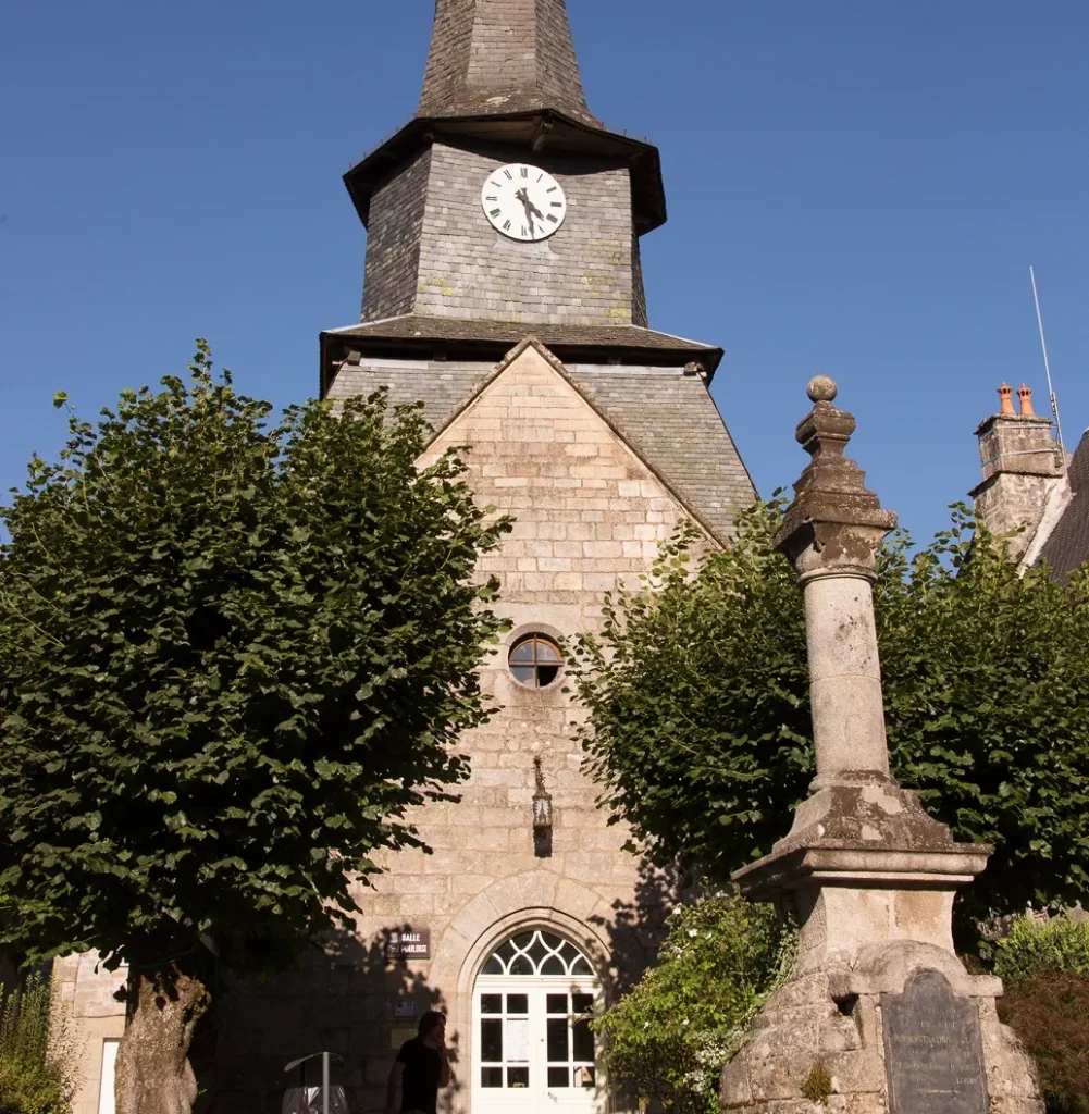 Eglise clocher tord Treignac