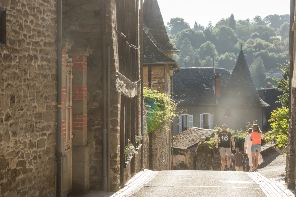 Balade dans les rues de la vieille ville - Uzerche 