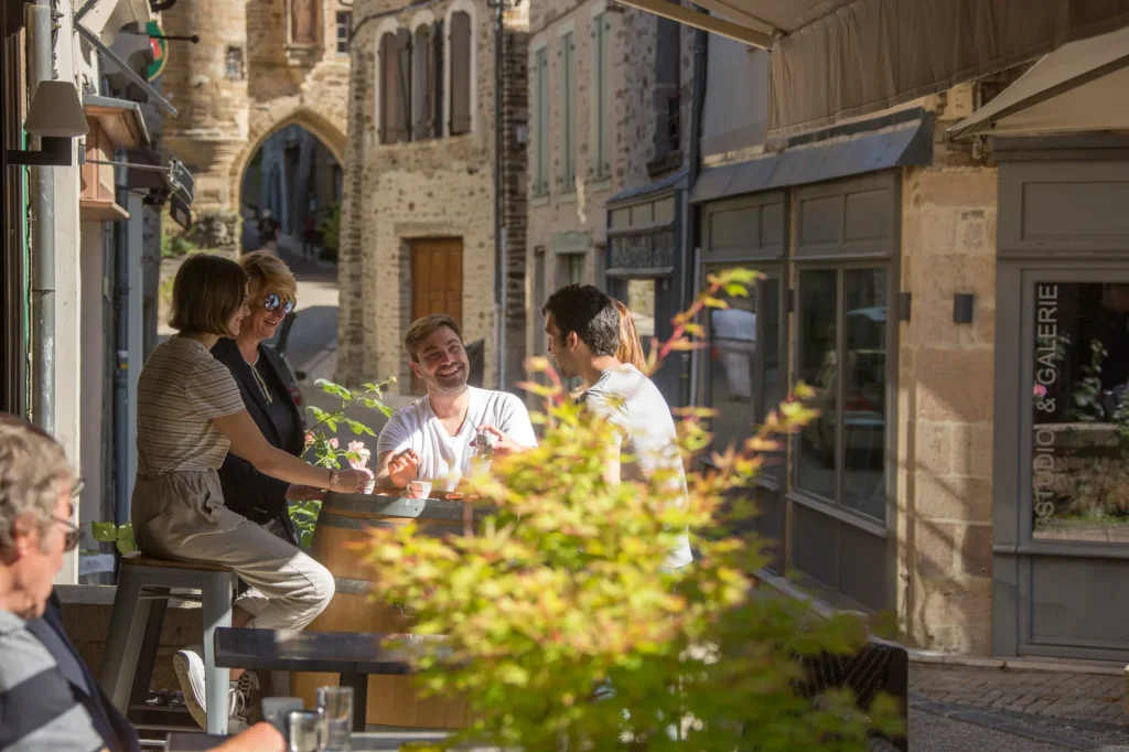 Apéritif entre amis à Uzerche