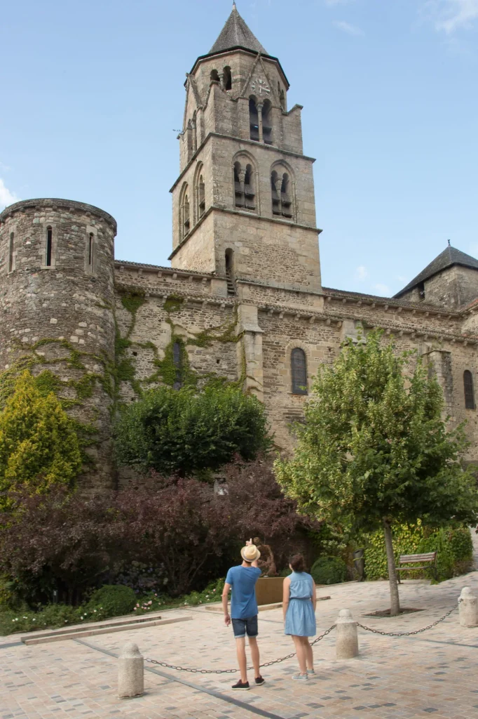 Uzerche - Zicht op de abdijkerk van St-Pierre vanaf de Place de la Libération