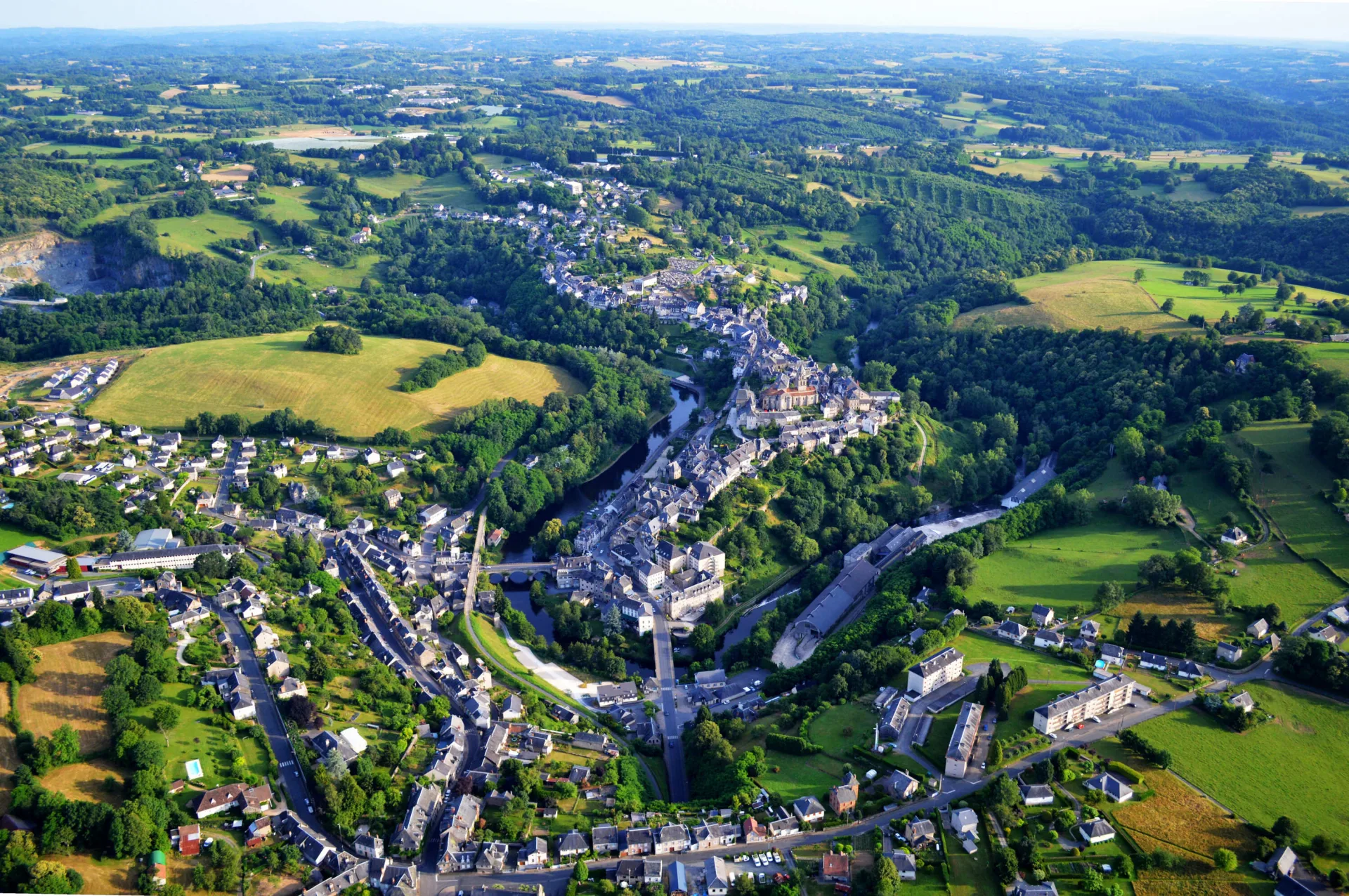 Vue aérienne d'Uzerche encerclé par la Vézère