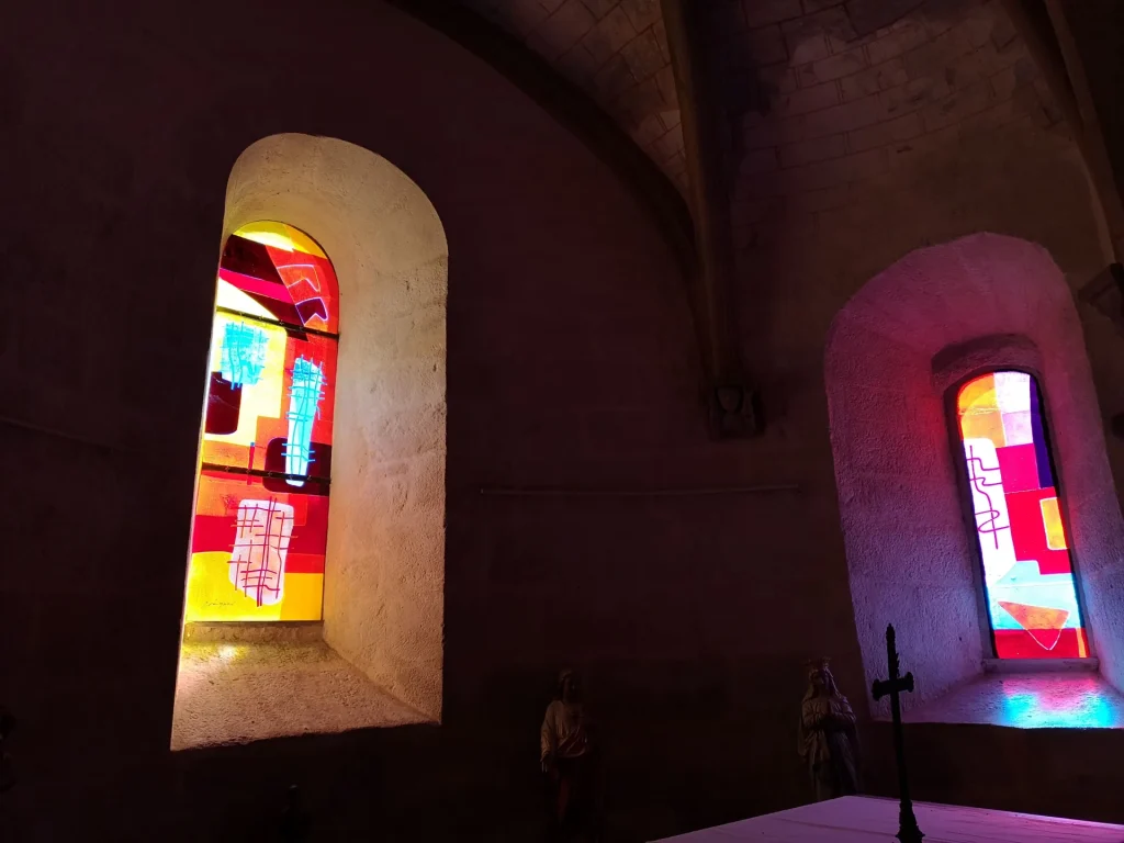 Kirche von Viam: Kirchenfenster von Geneviève Fourgnaud gestaltet