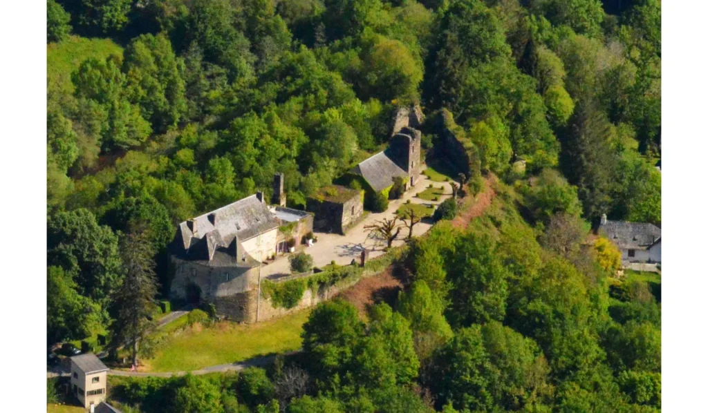 Vue aérienne du château de Comborn