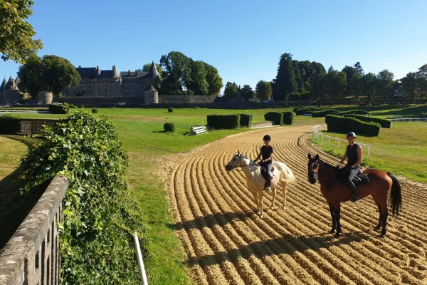 Balade à cheval sur l'hippodrome de Pompadour