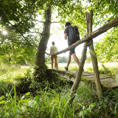 Randonneurs sur passerelle en bois - Corrèze