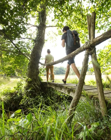Randonneurs sur passerelle en bois - Corrèze
