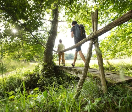 Randonneurs sur passerelle en bois - Corrèze